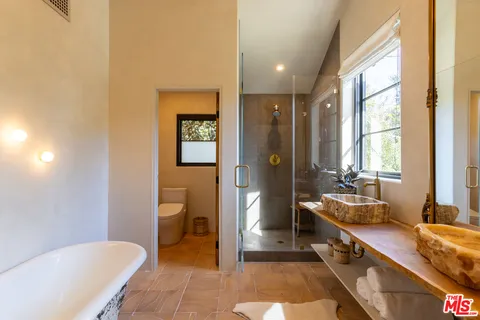 $2,995,000 | 21165 Entrada Road, Topanga, CA 90290