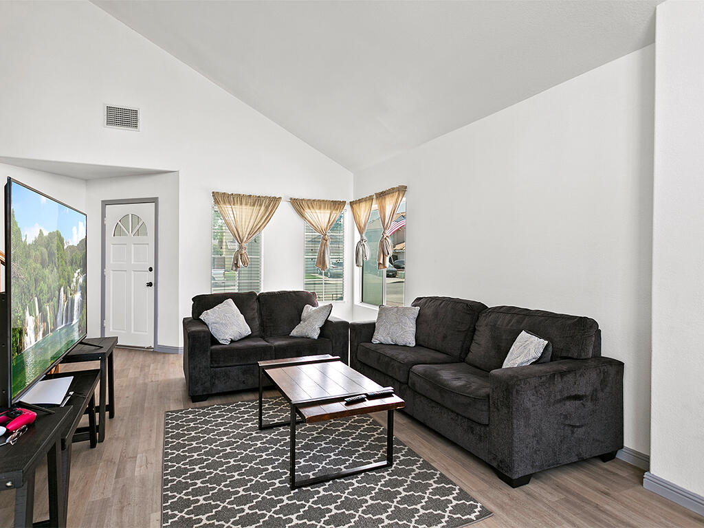 1615 Silvia Avenue Lancaster, CA 93535 - Photo 15 of 54 1615 Silvia - Living1