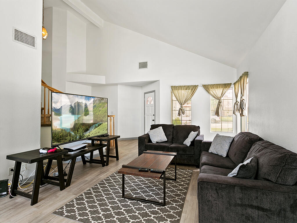 1615 Silvia Avenue Lancaster, CA 93535 - Photo 16 of 54 1615 Silvia - Living2