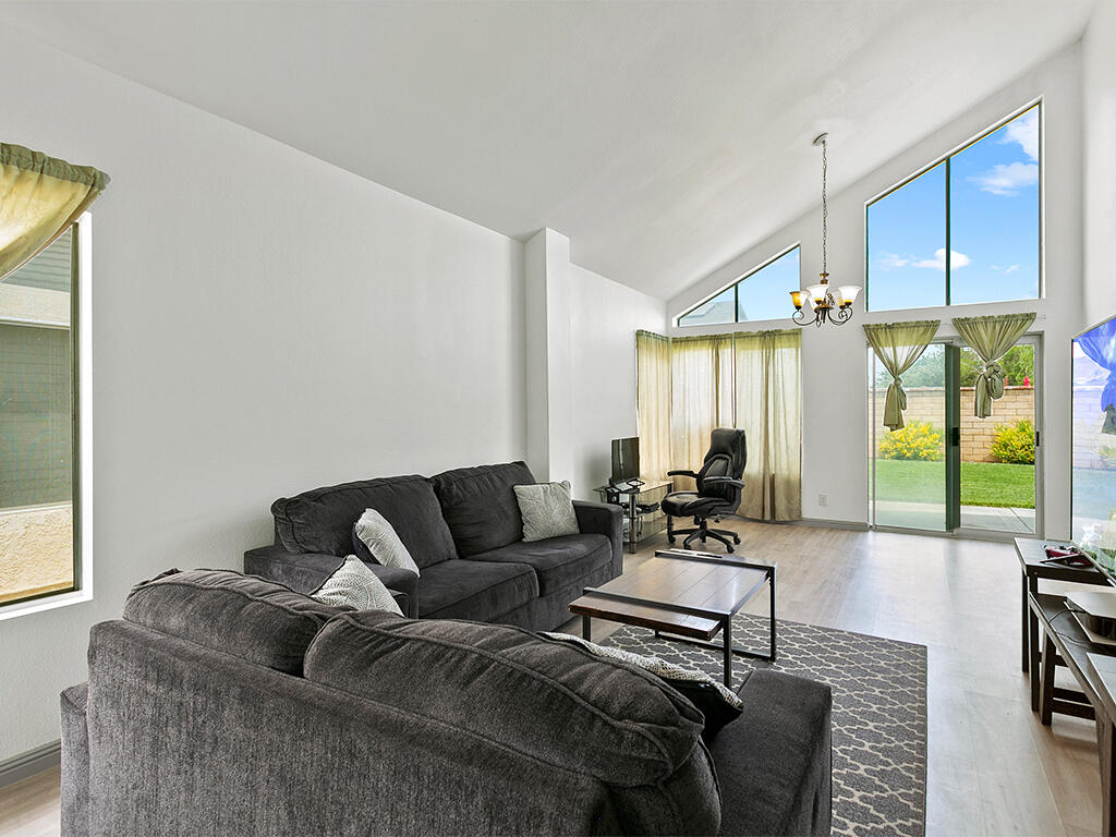 1615 Silvia Avenue Lancaster, CA 93535 - Photo 19 of 54 1615 Silvia - Living5