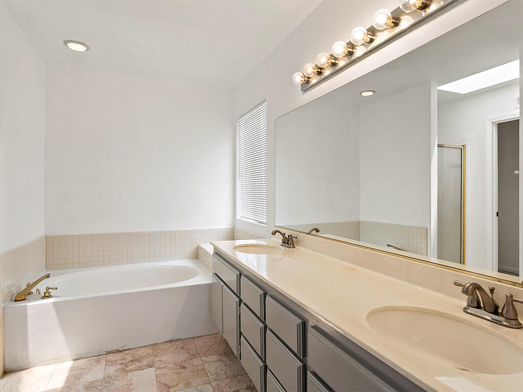 1615 Silvia Avenue Lancaster, CA 93535 - Photo 28 of 54 1615 Silvia - Bath1a