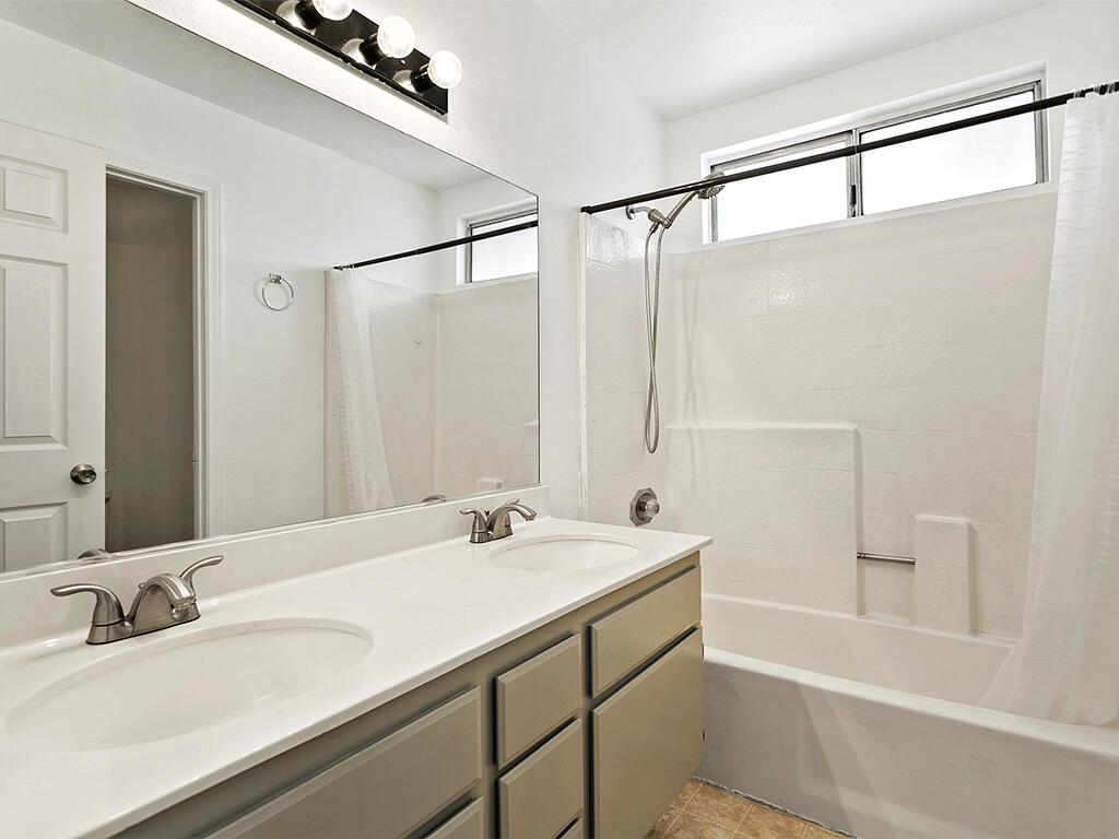 1615 Silvia Avenue Lancaster, CA 93535 - Photo 30 of 54 1615 Silvia - Bath2