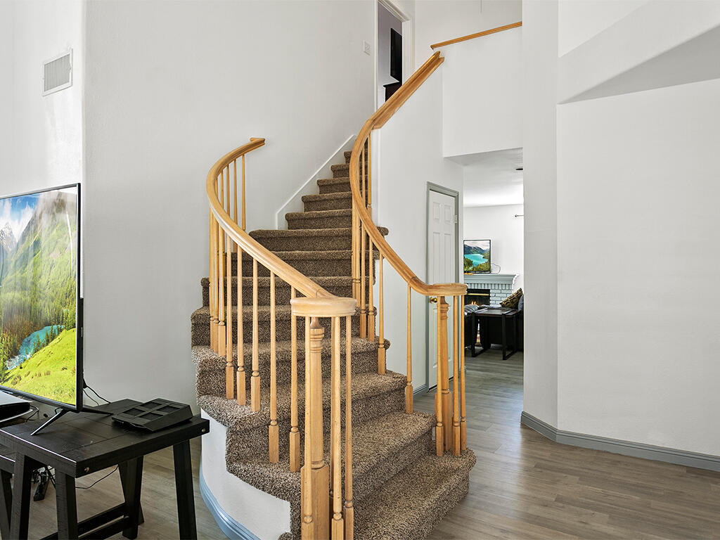 1615 Silvia Avenue Lancaster, CA 93535 - Photo 33 of 54 1615 Silvia - Stairs