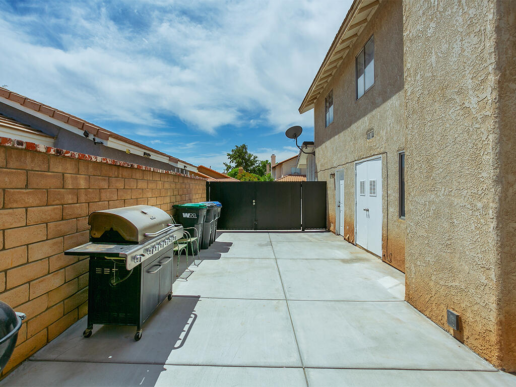 1615 Silvia Avenue Lancaster, CA 93535 - Photo 38 of 54 1615 Silvia - Back5