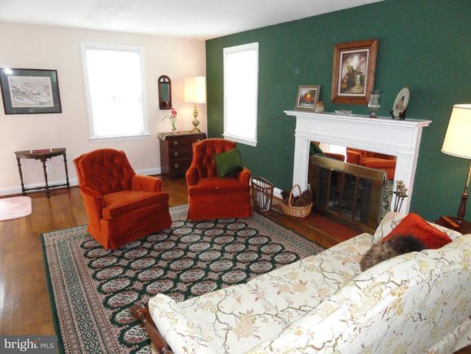 605 Farmhurst Road Pikesville, MD 21208 - Photo 6 of 29 Living Room