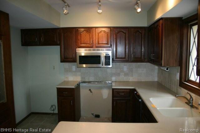 10859 Reynard Road Brighton, MI 48114 - Photo 8 of 16 Kitchen
