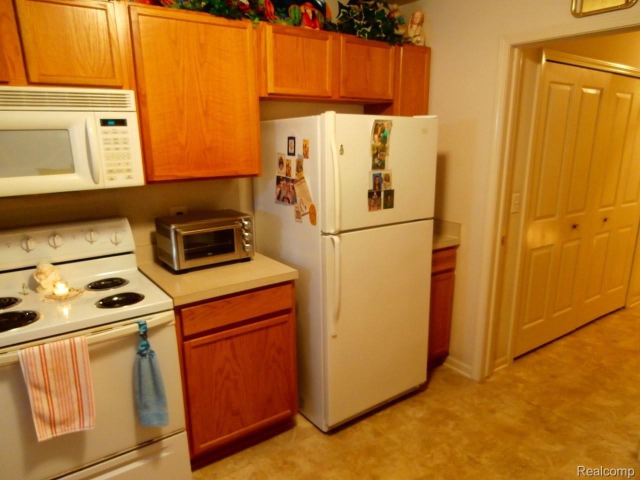4031 Hampton Ridge Boulevard Howell, MI 48843 - Photo 10 of 23 P1010031.JPG
