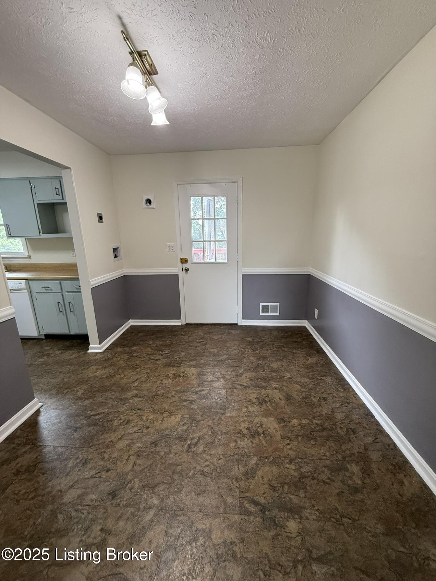 3829 Chevy Chase Road Louisville, KY 40218 - Photo 10 of 32 IMG_0528