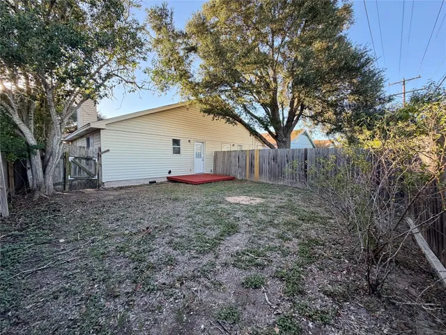 $1,350 | 1510 South Medina Street, Unit B, Lockhart, TX 78644