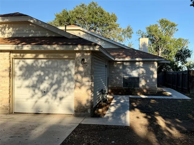 $1,350 | 1510 South Medina Street, Unit B, Lockhart, TX 78644