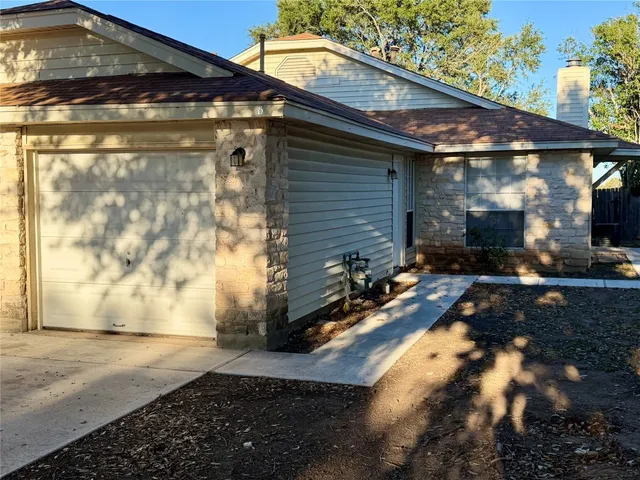 $1,350 | 1510 South Medina Street, Unit B, Lockhart, TX 78644