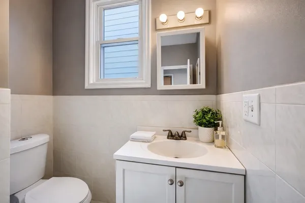 $2,200 | 100 Lexington Avenue, Unit 2, Bayonne, NJ 07002