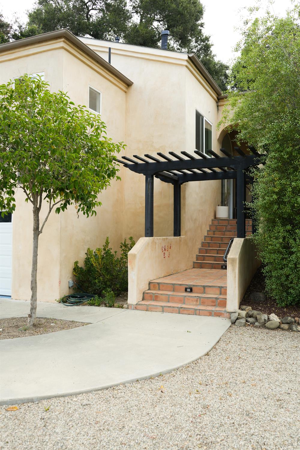 270 Valley Road Oak View, CA 93022 - Photo 2 of 34