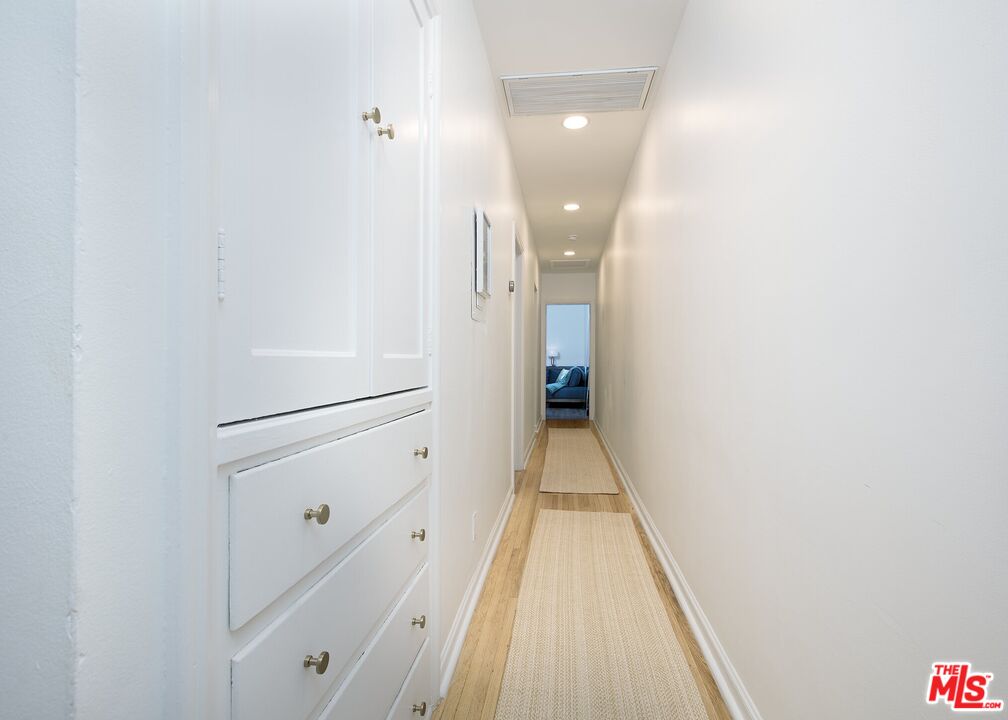 953 North Martel Avenue Los Angeles, CA 90046 - Photo 11 of 22