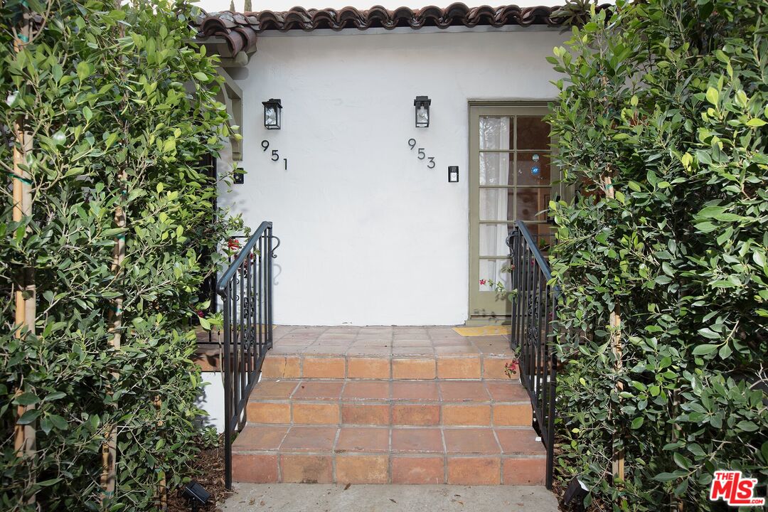 953 North Martel Avenue Los Angeles, CA 90046 - Photo 13 of 22