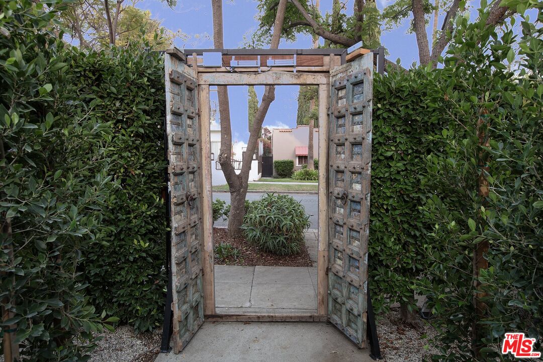 953 North Martel Avenue Los Angeles, CA 90046 - Photo 15 of 22