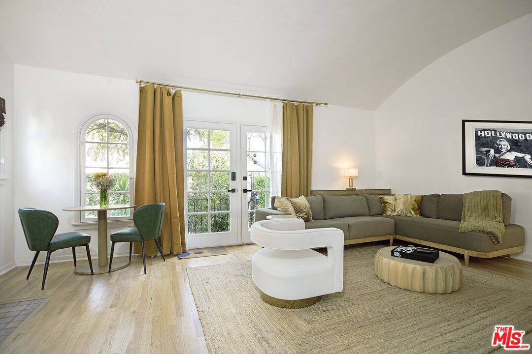 953 North Martel Avenue Los Angeles, CA 90046 - Photo 3 of 22