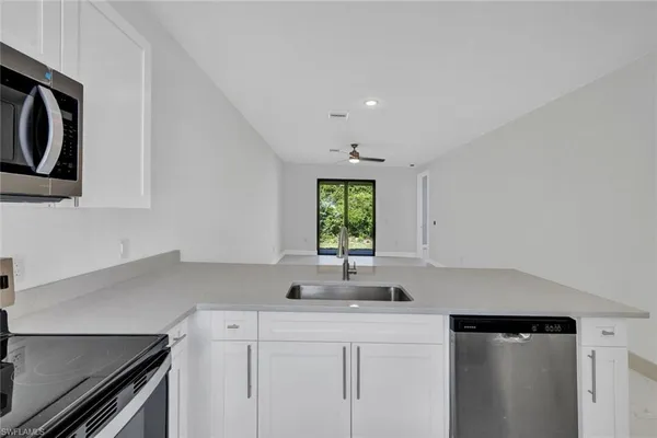 $1,600 | 430-432 Bell Boulevard, Lehigh Acres, FL 33974