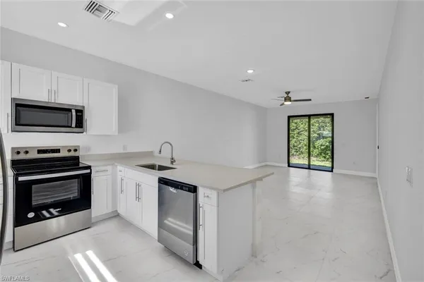 $1,600 | 430-432 Bell Boulevard, Lehigh Acres, FL 33974