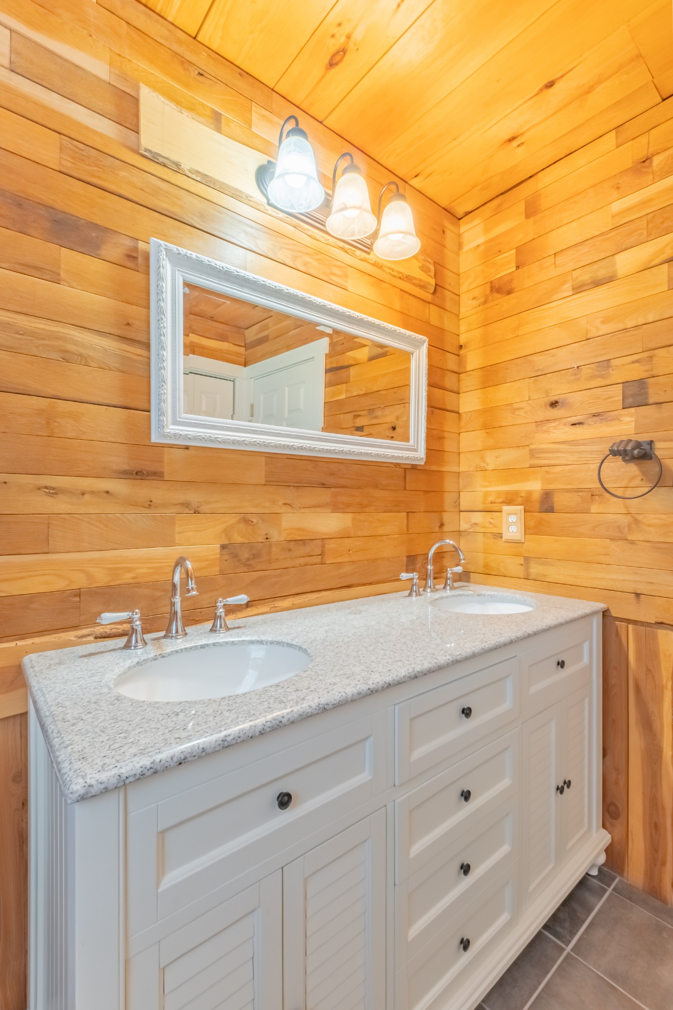 959 Ferrells Loop Road Manchester, TN 37355 - Photo 37 of 55 a bathroom with a sink and a bathtub