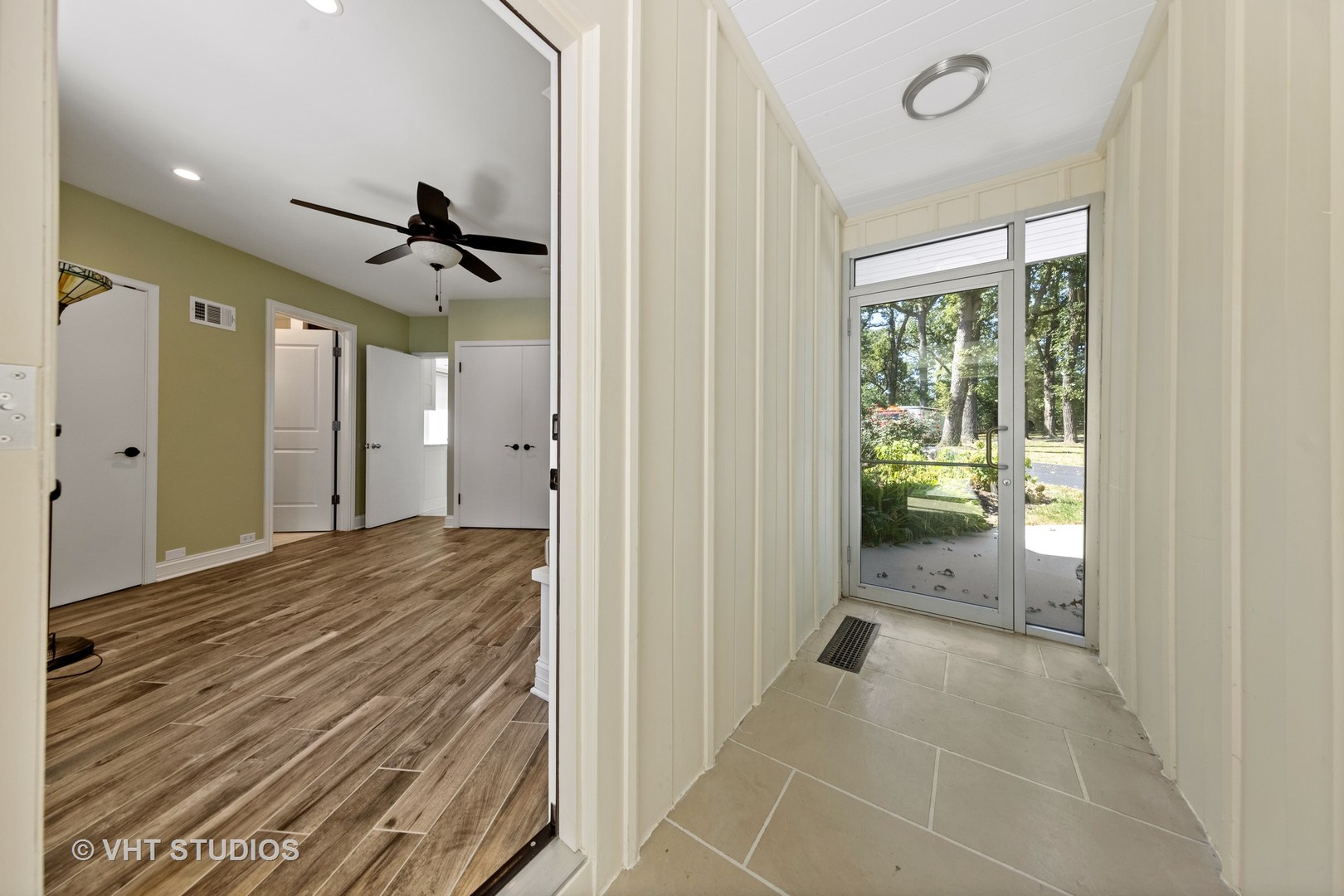 6547 South County Line Road Burr Ridge, IL 60527 - Photo 17 of 59 a view of hallway with wooden floor and a carpet