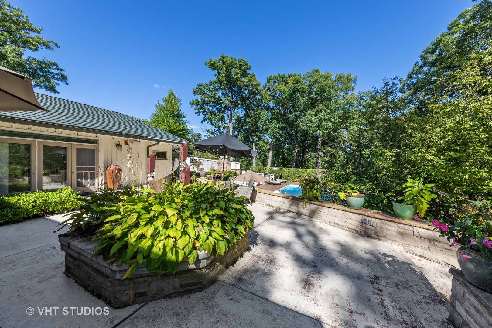 6547 South County Line Road Burr Ridge, IL 60527 - Photo 25 of 59 a front view of a house with garden