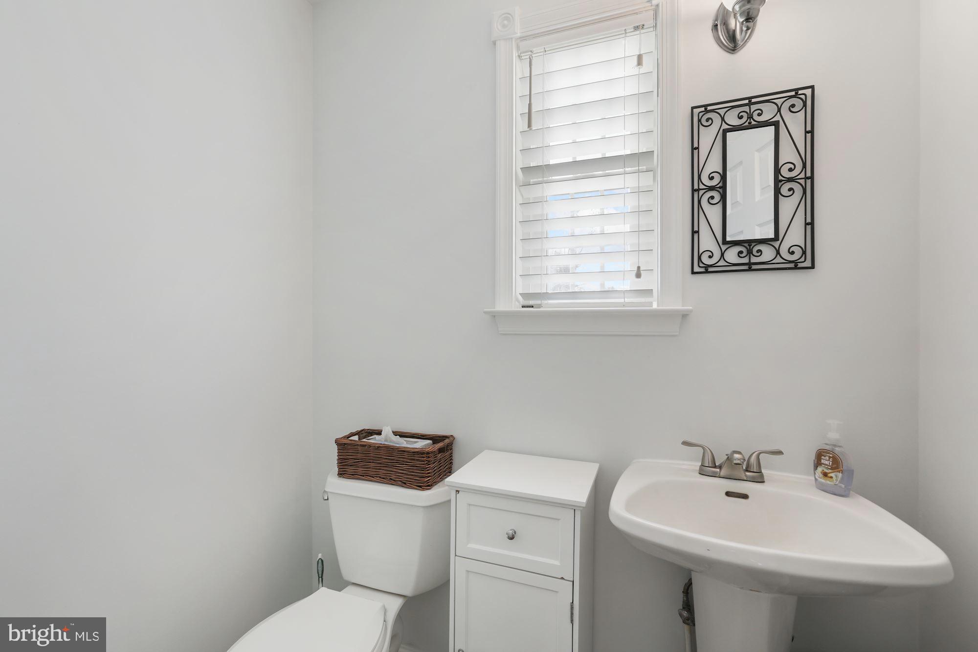 20089 Colchester Road Purcellville, VA 20132 - Photo 24 of 37 Main level half bath