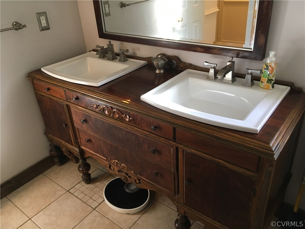 1900 Castlebridge Road Midlothian, VA 23113 - Photo 21 of 28 a bathroom with a sink and a mirror