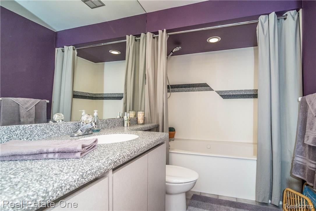 8519 Tindall Road Davisburg, MI 48350 - Photo 31 of 41 Second full bathroom with tub shower.