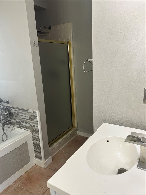 902 Eleventh Street Port Aransas, TX 78373 - Photo 9 of 16 a bathroom with a tub and sink