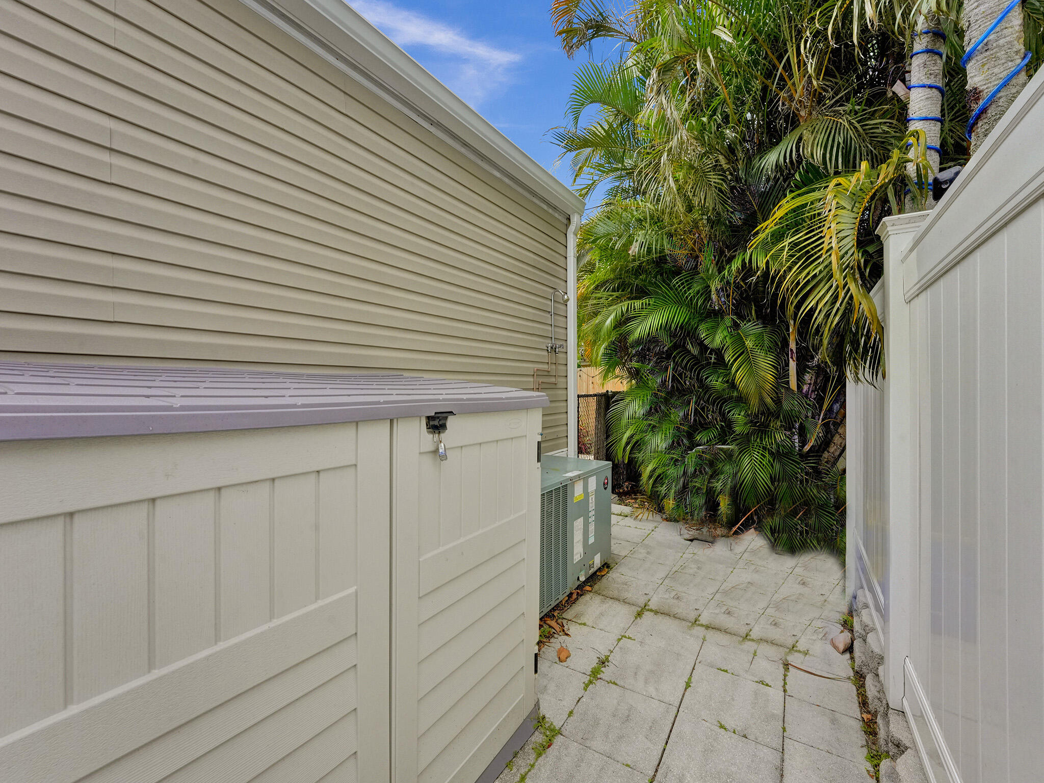 14609 Sunset Drive Delray Beach, FL 33445 - Photo 11 of 50 a backyard of a house