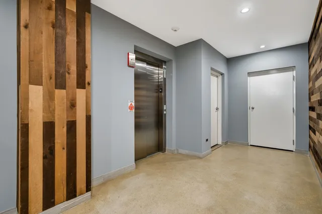 $3,275 | 1822 West Irving Park Road, Unit 403, Chicago, IL 60613