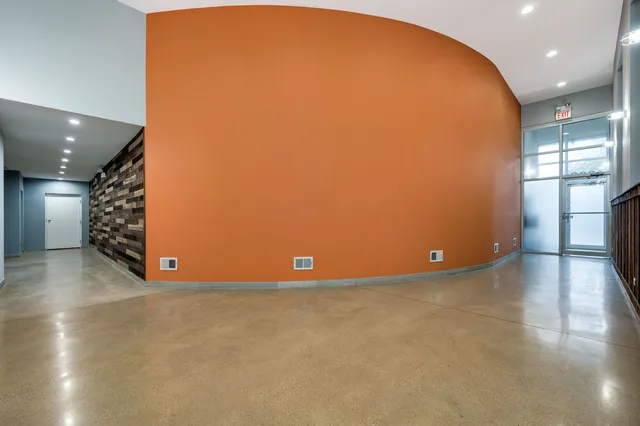 $3,275 | 1822 West Irving Park Road, Unit 403, Chicago, IL 60613