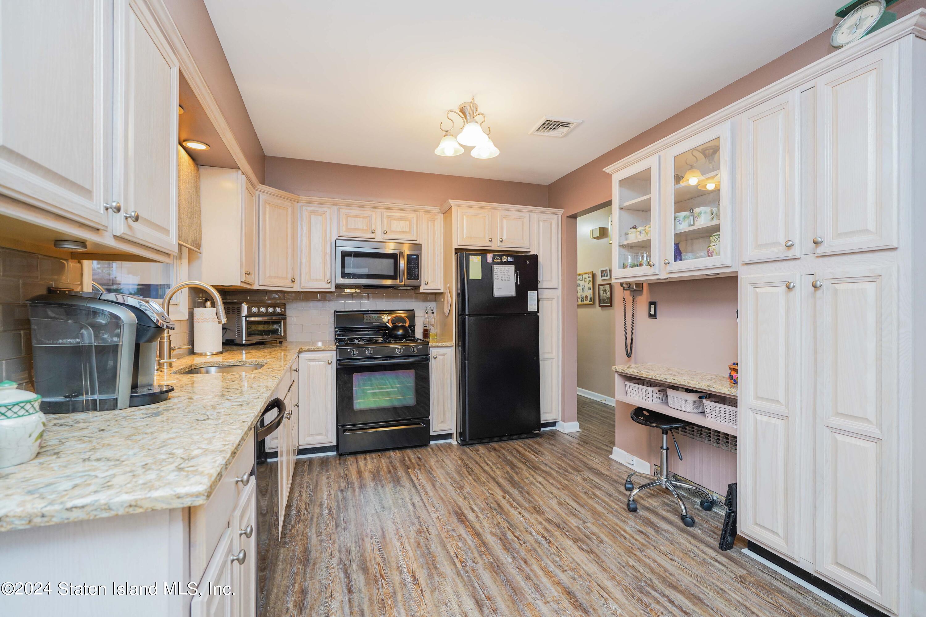 169 Beverly Road Staten Island, NY 10305 - Photo 12 of 40 Photo Sep 18 2024, 6 57 48 AM