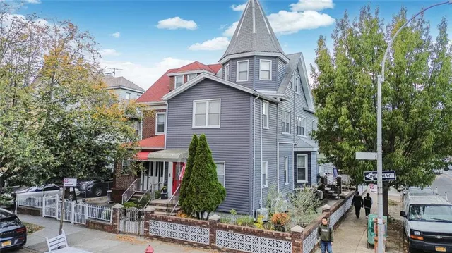 a view of a house with a yard and plants