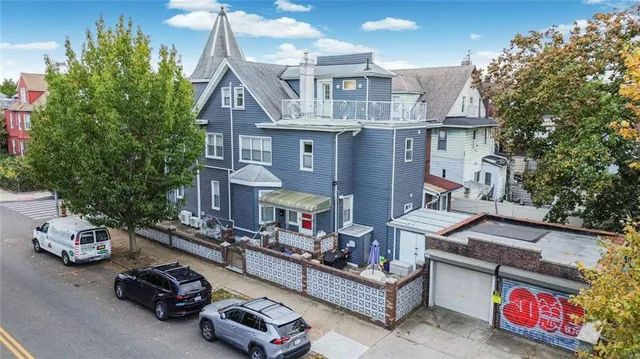 a view of a house with a small yard and plants
