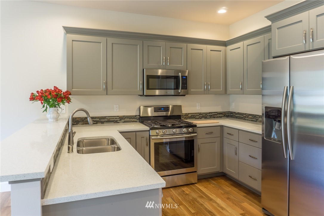 1803 Watkins Road Freeland, WA 98249 - Photo 9 of 25 a kitchen with a sink stove and refrigerator