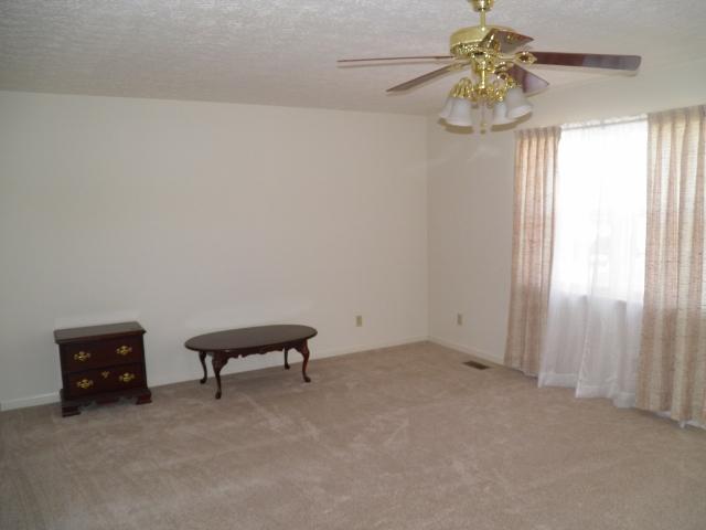 340 Leslie Jamie Road Manchester, TN 37355 - Photo 2 of 10 Large living room, fresh paint all in neautral colors.