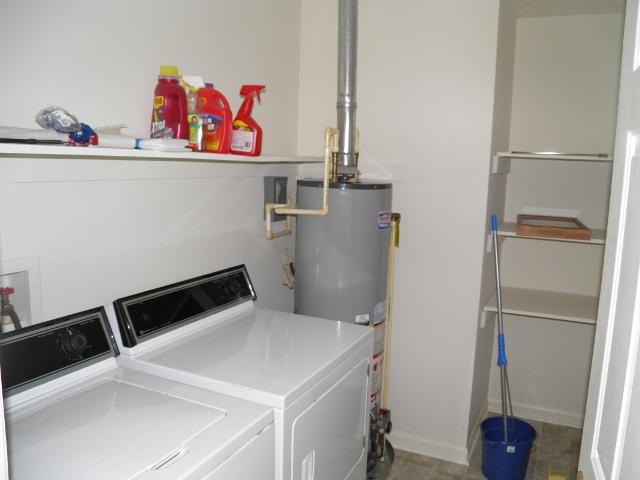 340 Leslie Jamie Road Manchester, TN 37355 - Photo 5 of 10 Utility room is very convenient.