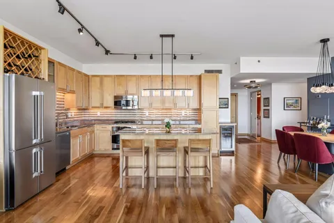 $1,100,000 | 215 10th Avenue South, Unit 708, Minneapolis, MN 55415