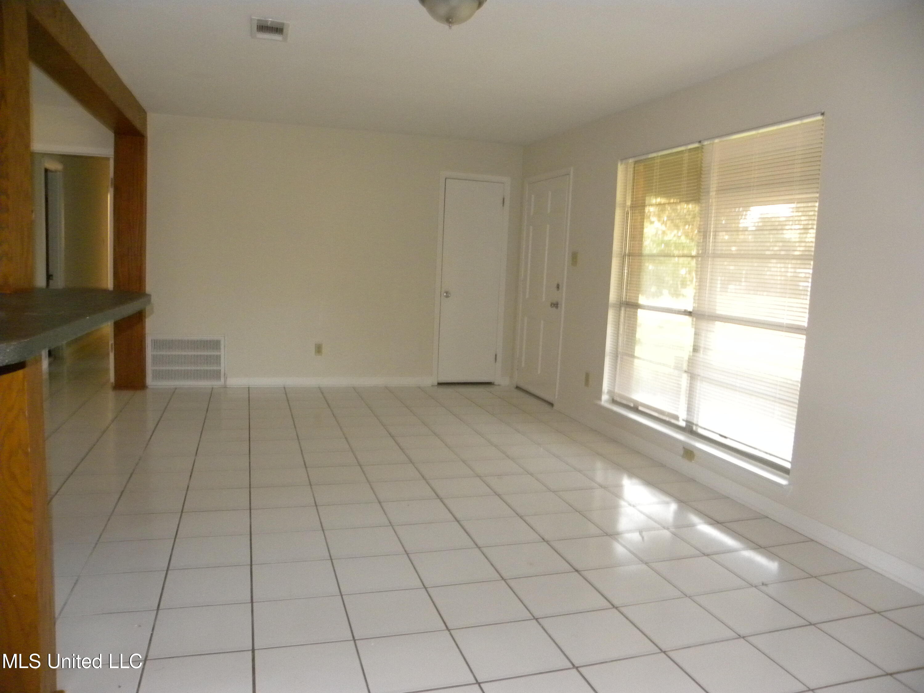 2507 Parkway Road Biloxi, MS 39531 - Photo 5 of 38 DSCN8236Living Room