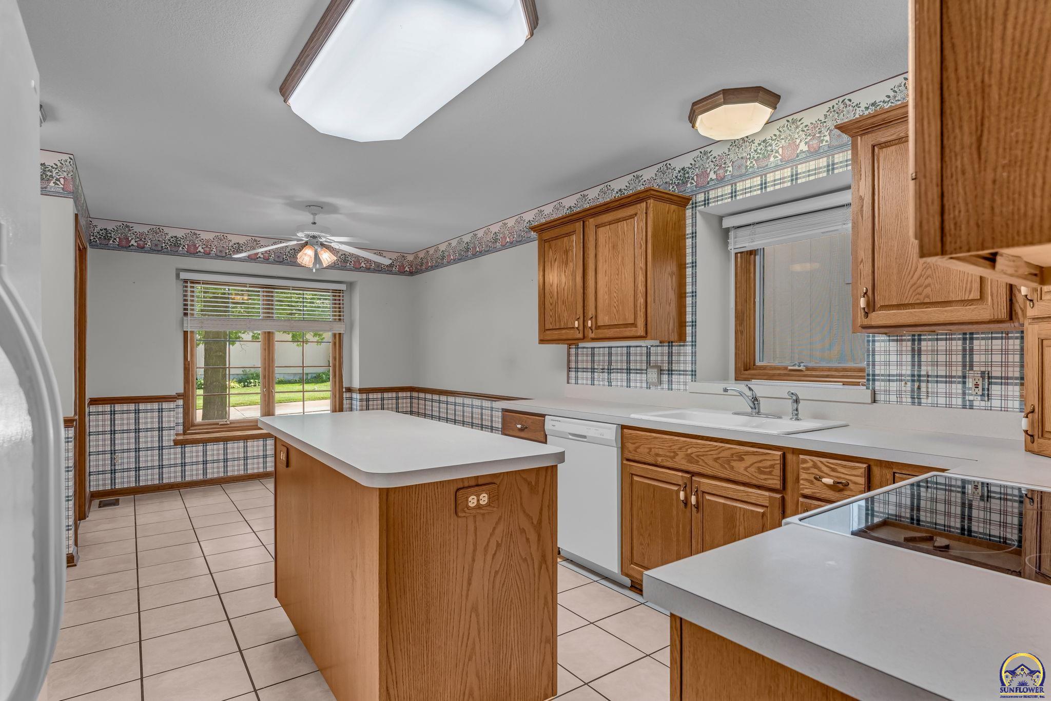 6400 Southwest Castle Lane Topeka, KS 66614 - Photo 10 of 36