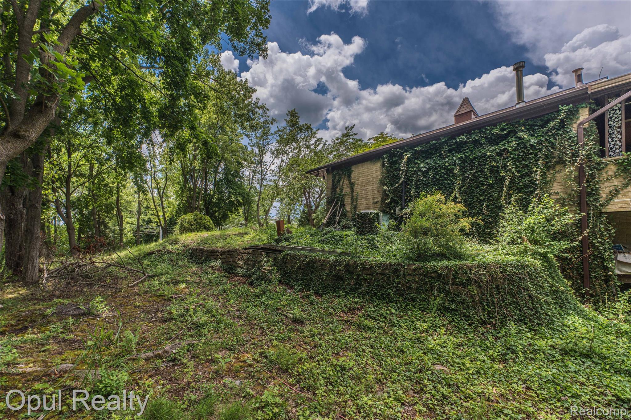 6455 Norham Road Bloomfield Hills, MI 48301 - Photo 19 of 93 Brick exterior with extensive ivy coverage