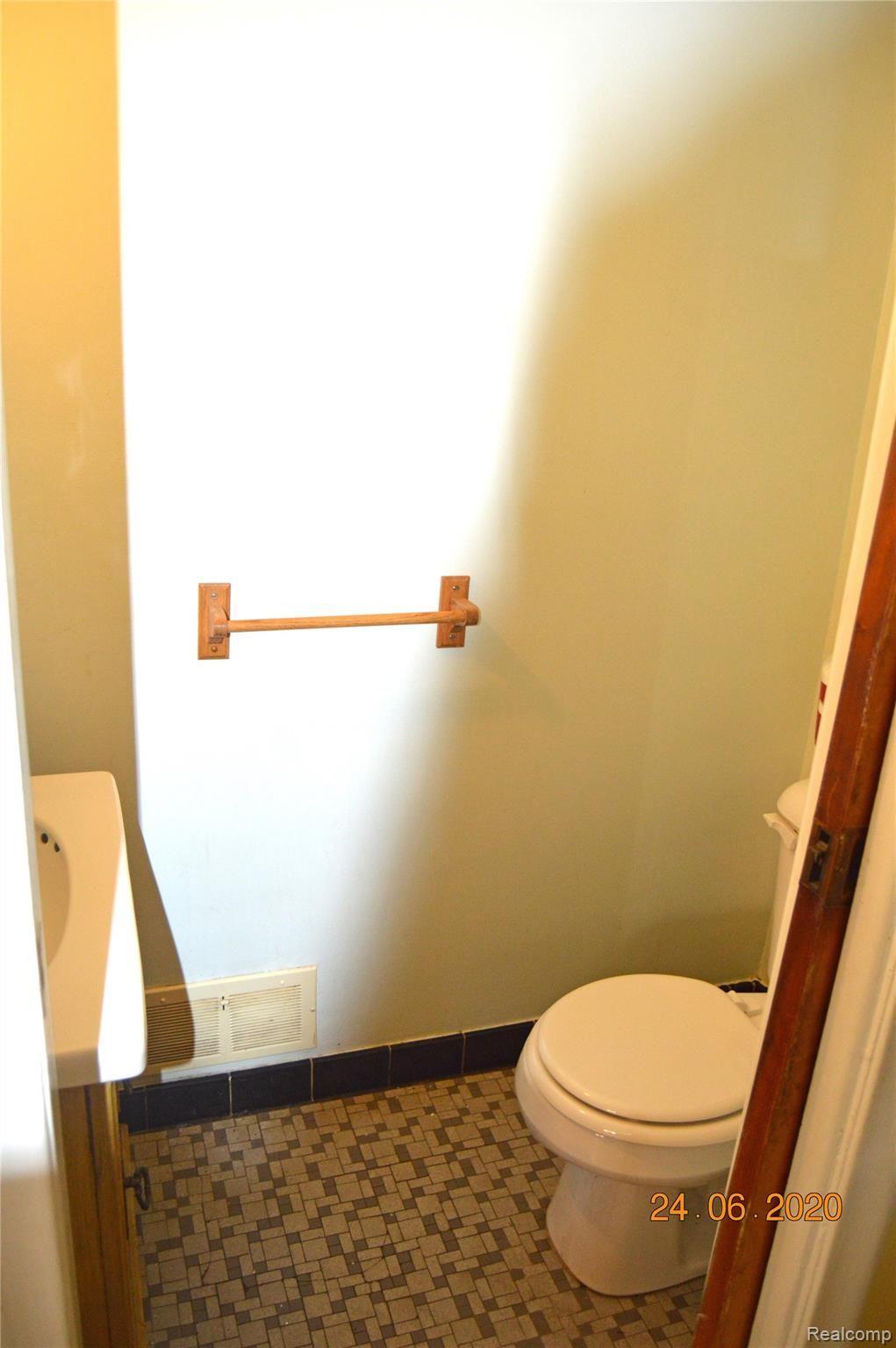 9531 Salem Road Redford, MI 48239 - Photo 10 of 12 Half bathroom