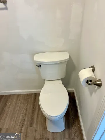 a view of a window in an empty room