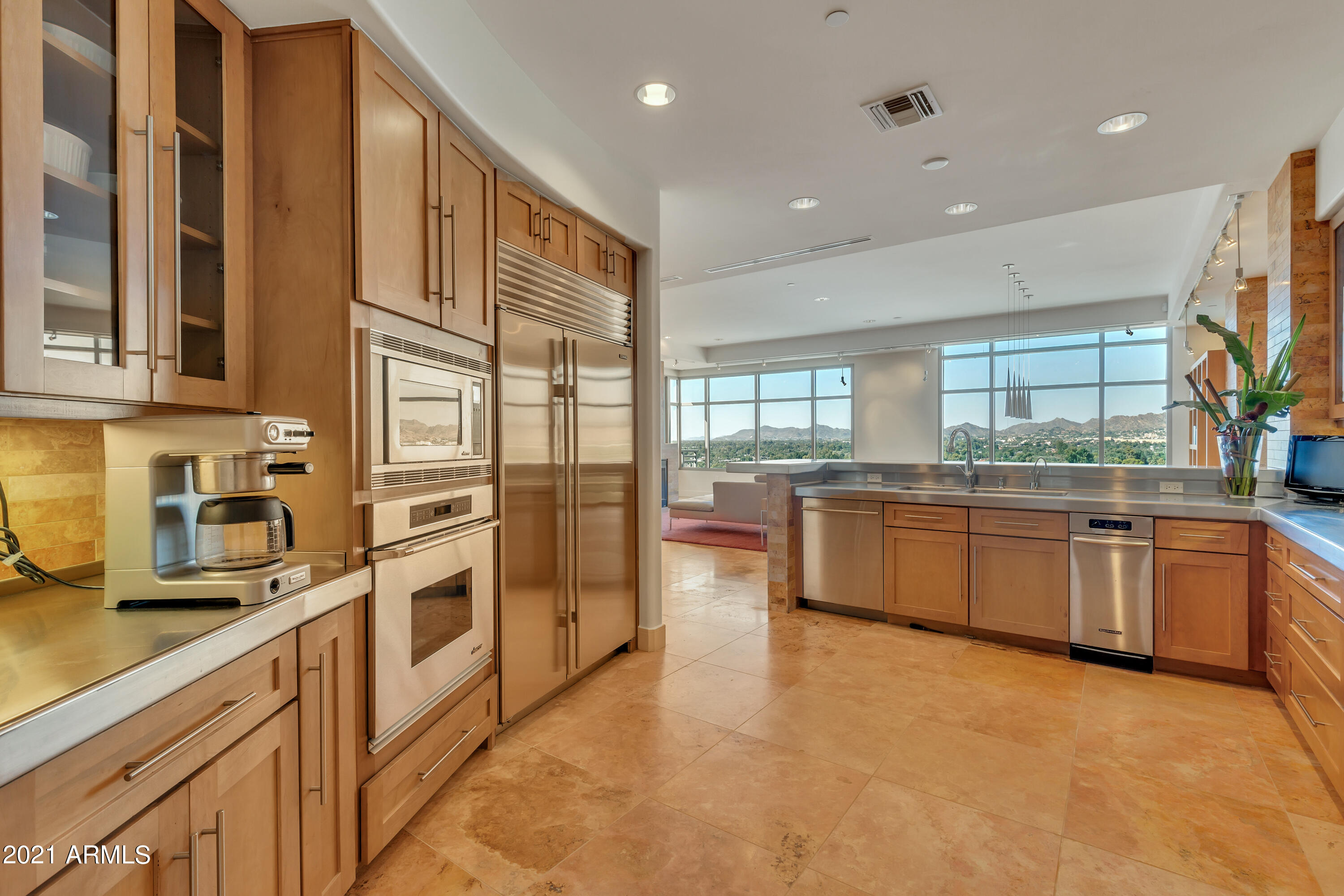 2211 East Camelback Road, Unit 1201 Phoenix, AZ 85016 - Photo 5 of 39 Amazing Kitchen