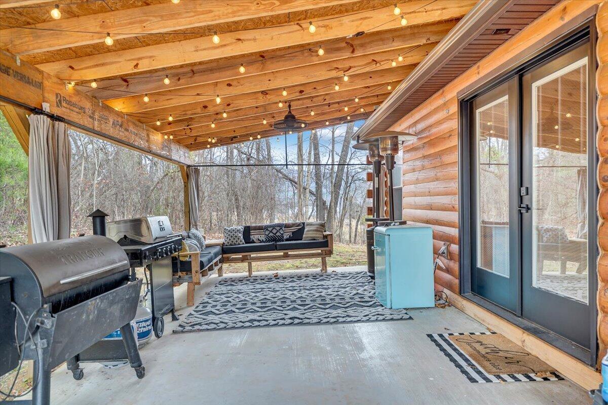 8013 Springwood Road Buchanan, VA 24066 - Photo 35 of 50 a view of workspace with window