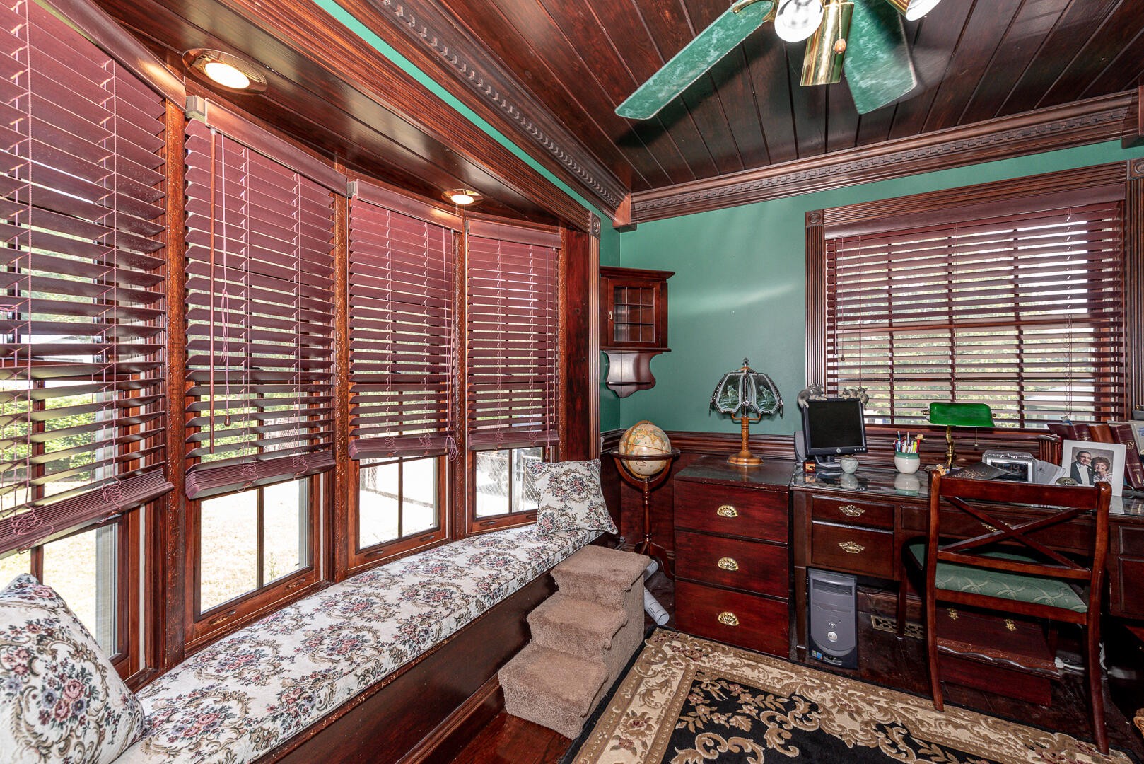 511 Delaware Avenue Oak Ridge, TN 37830 - Photo 14 of 37 a living room with furniture