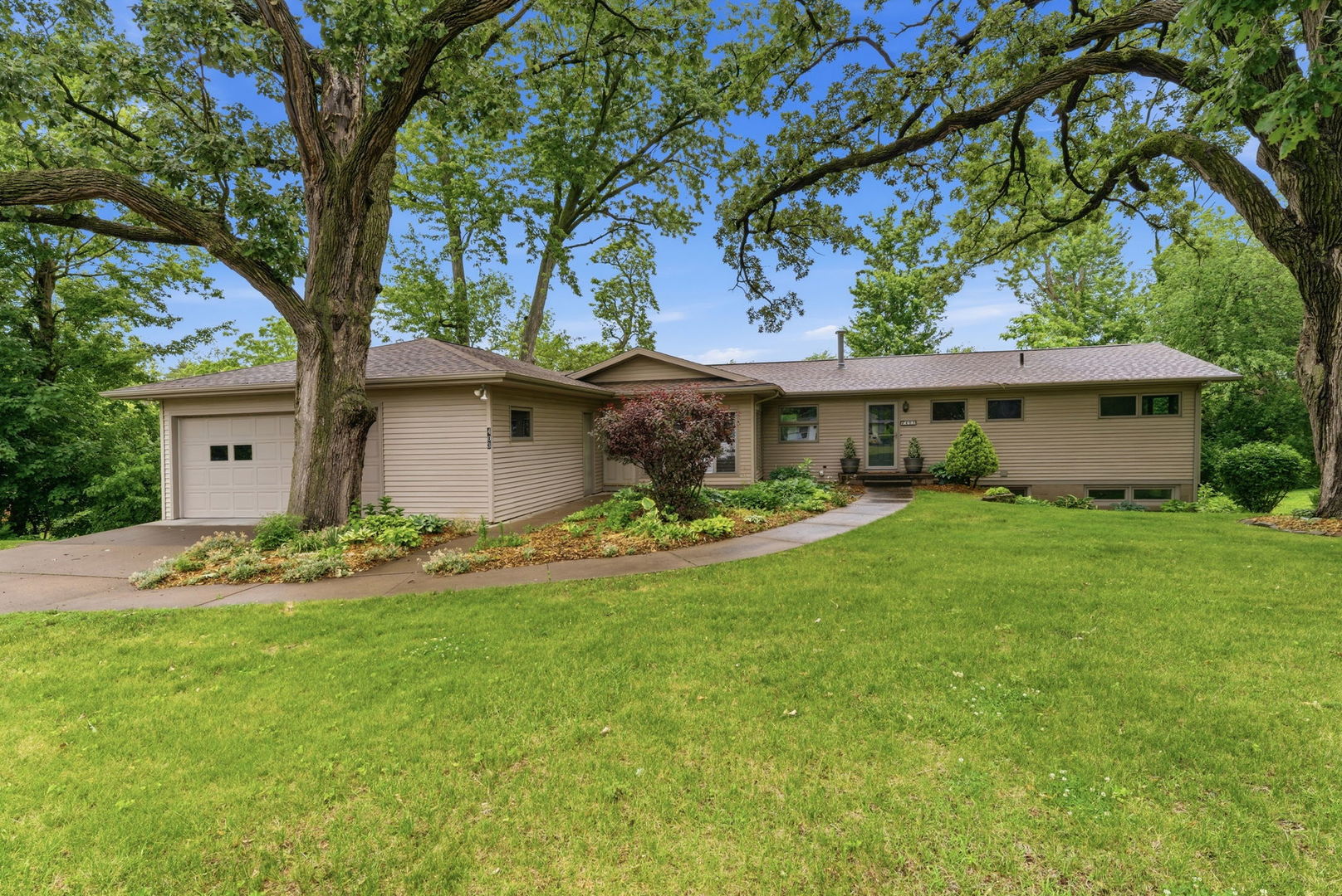 403 North 10th Street Clinton, IA 52732 - Photo 1 of 48