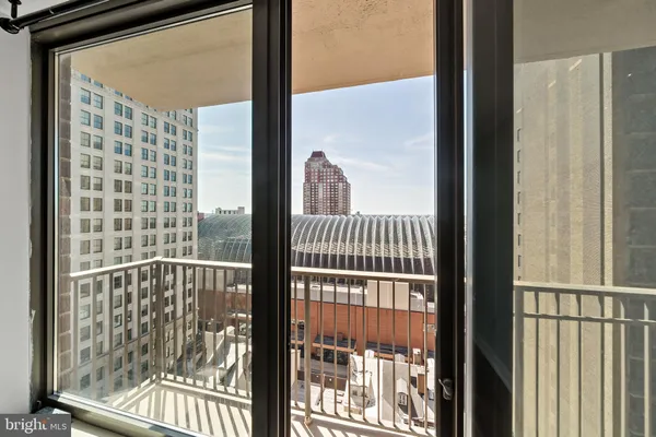 $2,100 | 1420 Locust Street, Unit 15M, Philadelphia, PA 19102